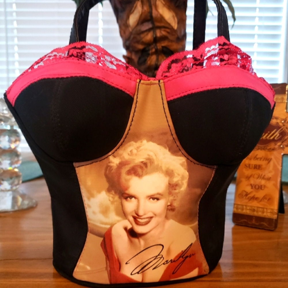Absolutly sexy pink and black, Marilyn Monroe bustier purse.